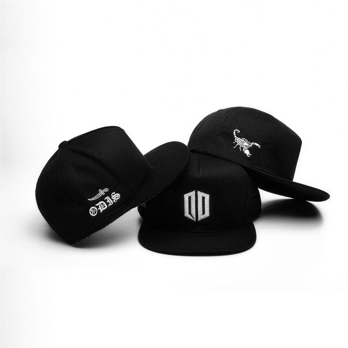 Gorras negras con logos bordados en frontal y lateral