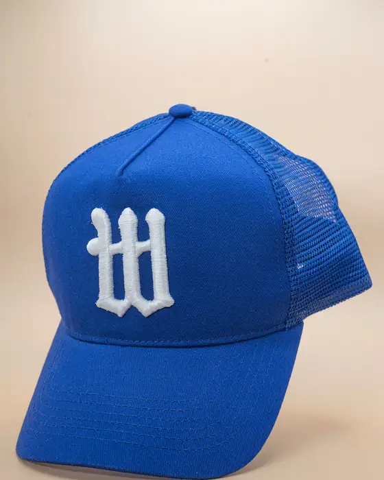 Gorra azul con monograma blanco bordado en relieve 3D