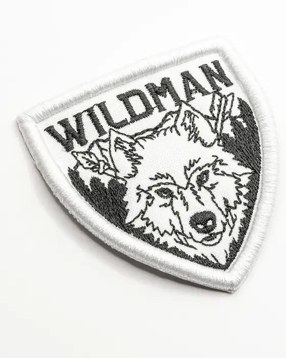 Parche escudo Wildman con lobo y letras bordadas en relieve