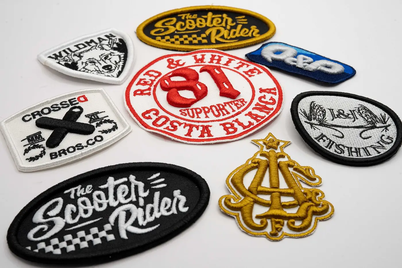 Logo bordado en relieve sobre sudadera gris jaspeada