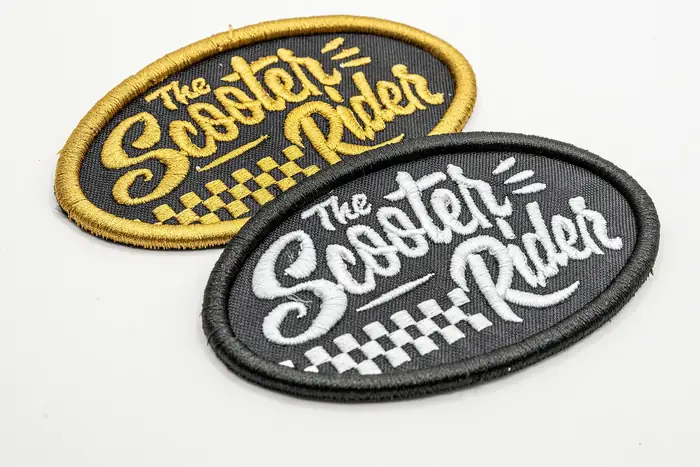 Dos parches ovalados Scooter Rider con letras en relieve 3D