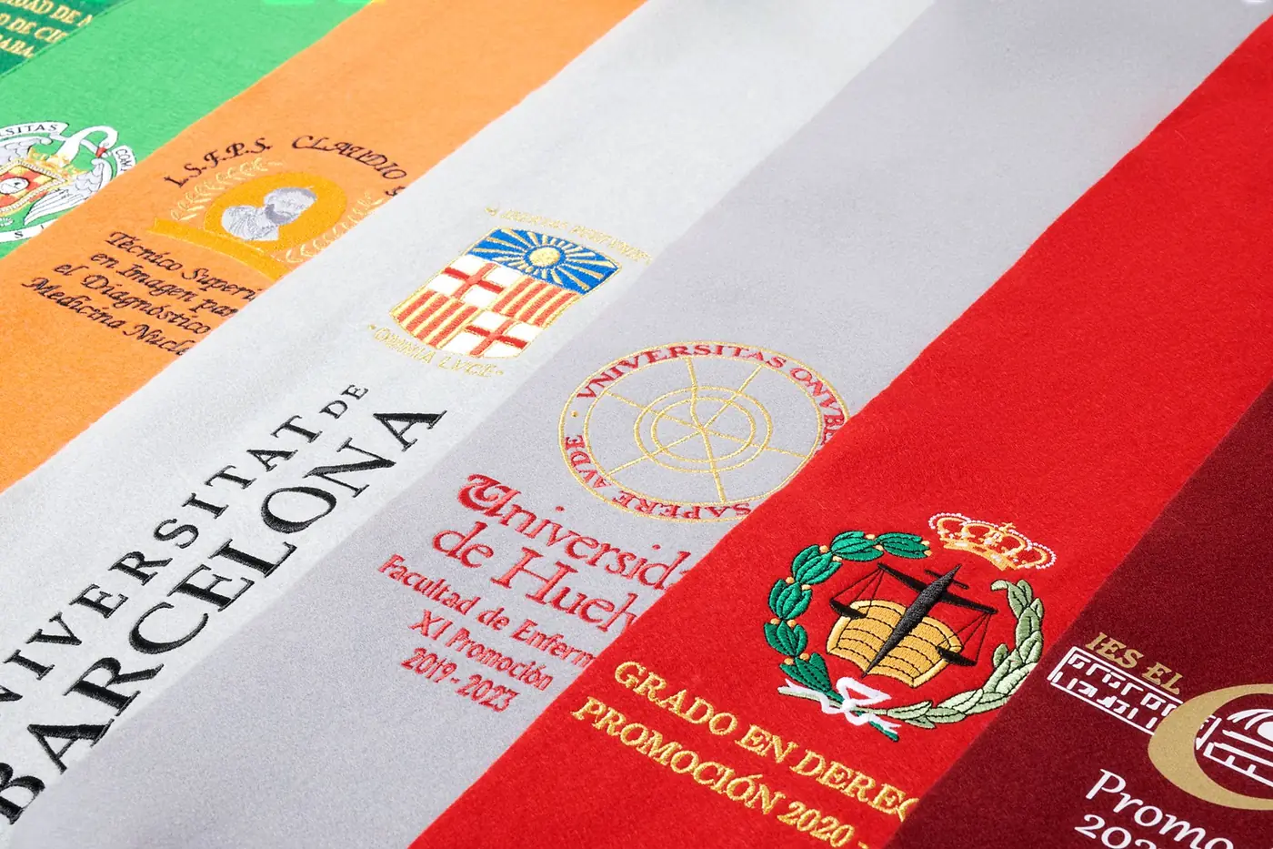 Beca bordada de la Universidad de Zaragoza fabricada por JN Bordados