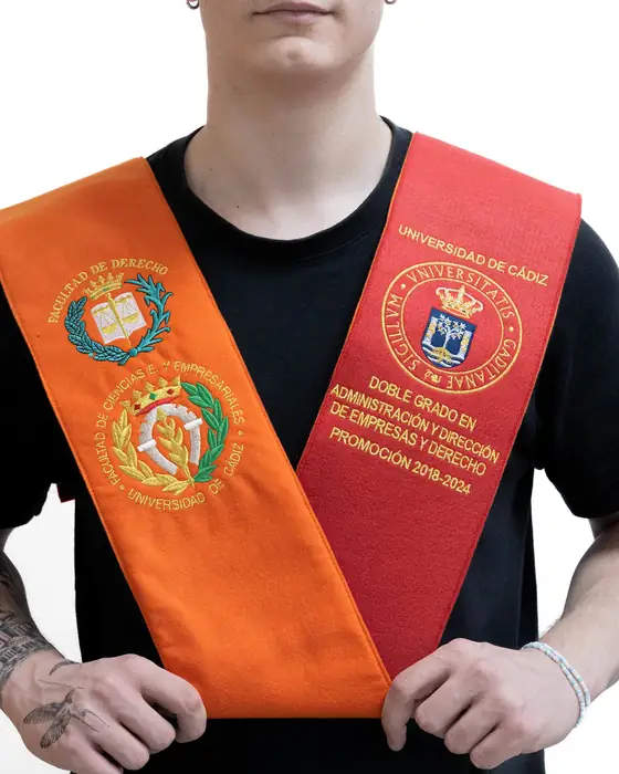 Beca doble naranja y roja bordada con escudos para un doble grado universitario