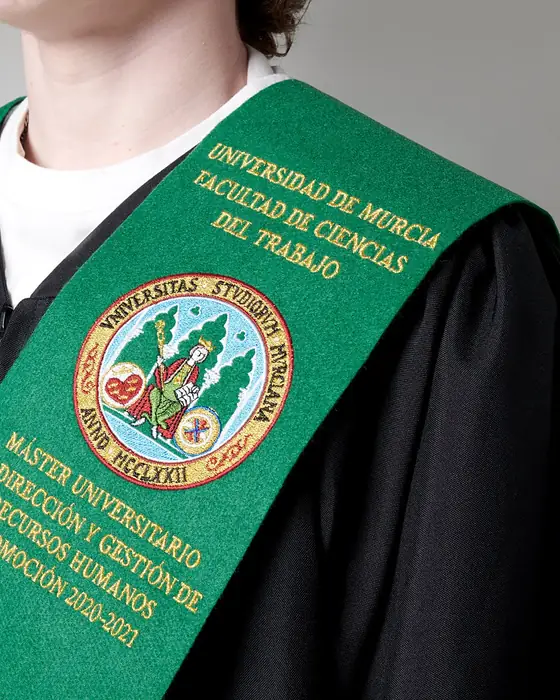 Beca verde bordada para un máster de la Universidad de Murcia