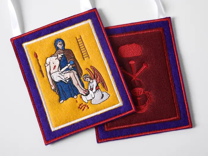 Escapularios bordados con imagen de la Piedad y ribete morado