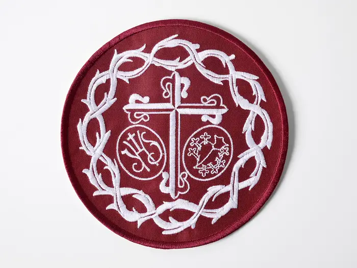 Escudo cofrade granate con corona de espinas y cruz bordadas en blanco