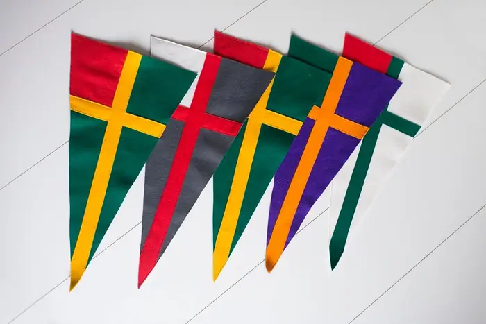 Banderines de tela en punta con cruz de colores