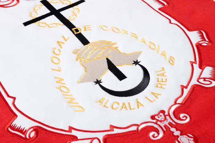 Bandera de la Unión Local de Cofradías bordada con cruz y media luna