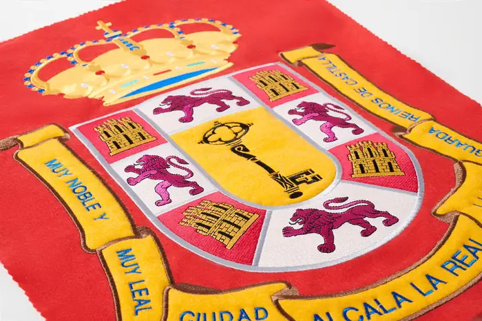 Bandera roja con el escudo bordado de la ciudad de Alcalá la Real