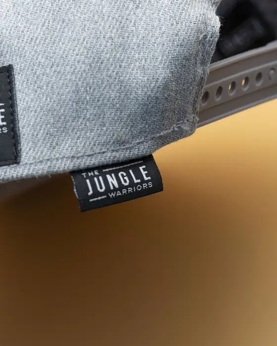Etiqueta tejida de marca cosida en la cinta interior de una gorra