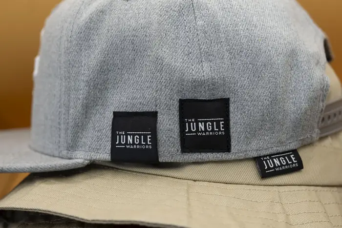 Etiquetas tejidas cosidas en la parte trasera de gorras grises