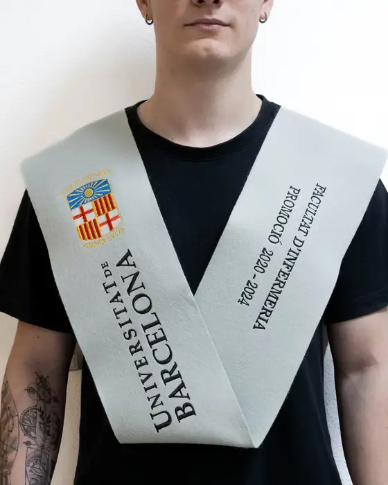 Beca gris de la Universitat de Barcelona puesta sobre camiseta negra