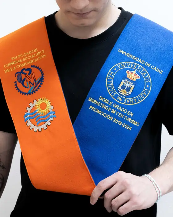 Beca doble naranja y azul de la Universidad de Cádiz puesta