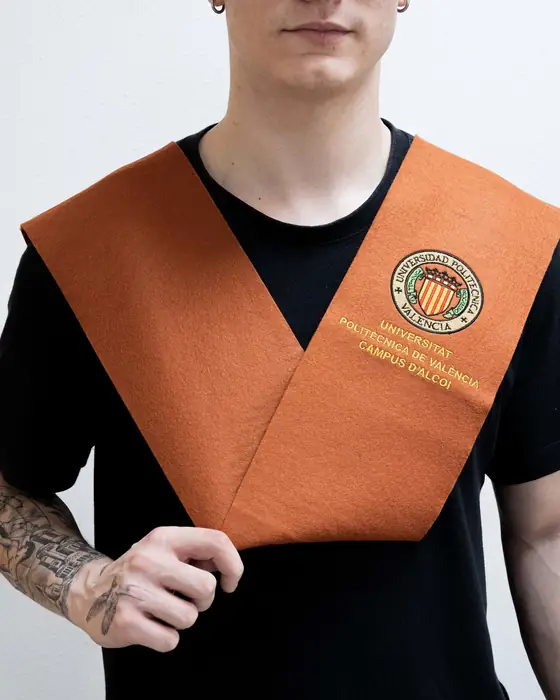 Beca naranja con escudo universitario bordado, puesta