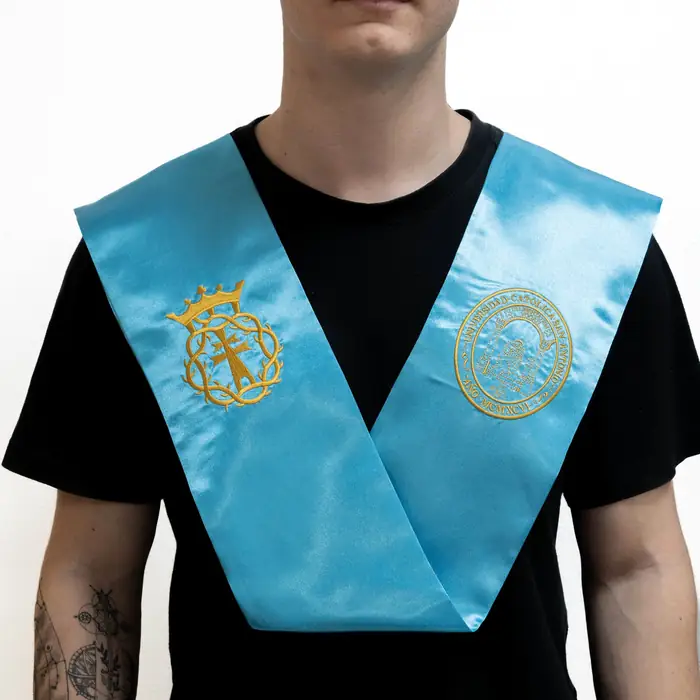 Beca de raso azul claro con escudos bordados en hilo dorado