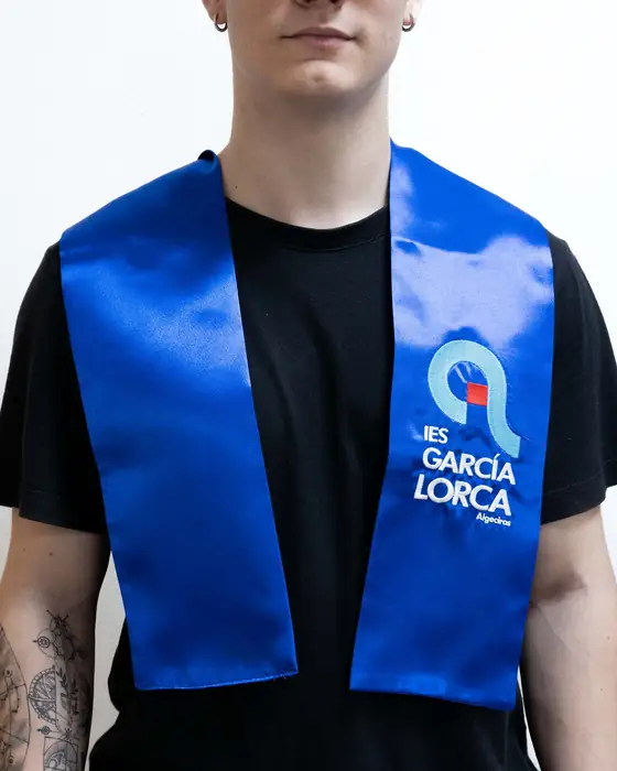 Beca de raso azul del IES García Lorca puesta sobre camiseta