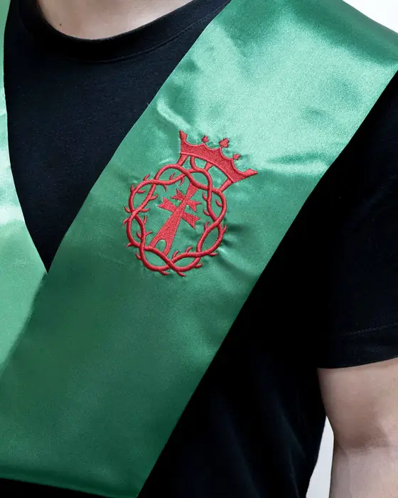 Beca de raso verde con corona bordada en rojo, puesta