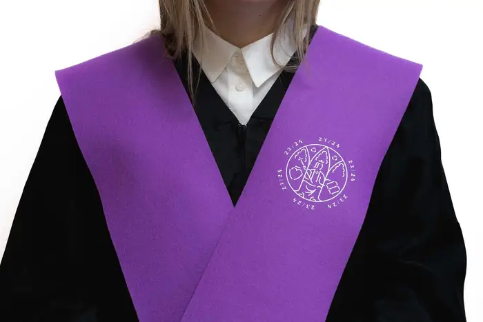 Beca morada con escudo serigrafiado en blanco, puesta