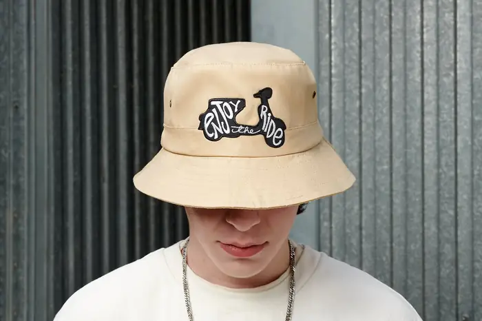 Gorro de pescador beige con bordado de scooter, puesto