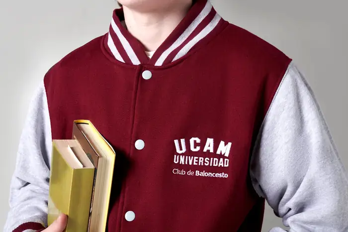 Chaqueta universitaria granate de la UCAM con bordado en el pecho