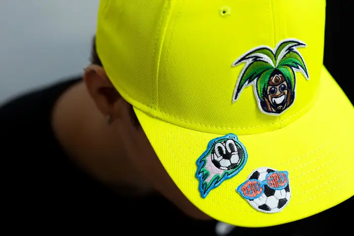 Gorra amarilla con parches bordados de colores, puesta