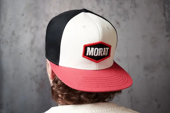 Gorra blanca y roja con parche bordado Morat, puesta