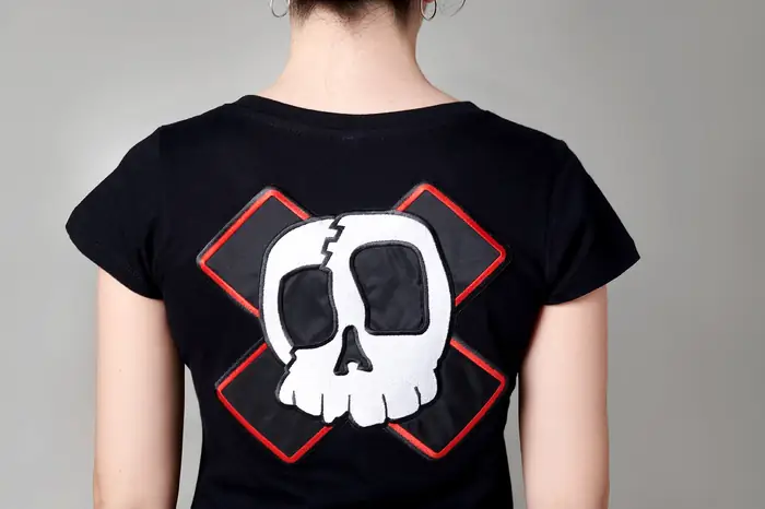 Camiseta negra con parche bordado de calavera en la espalda