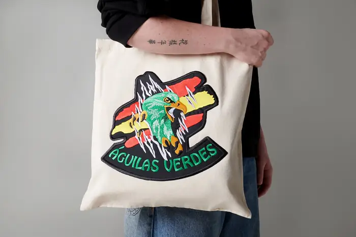 Bolsa de tela con parche bordado de águila, al hombro
