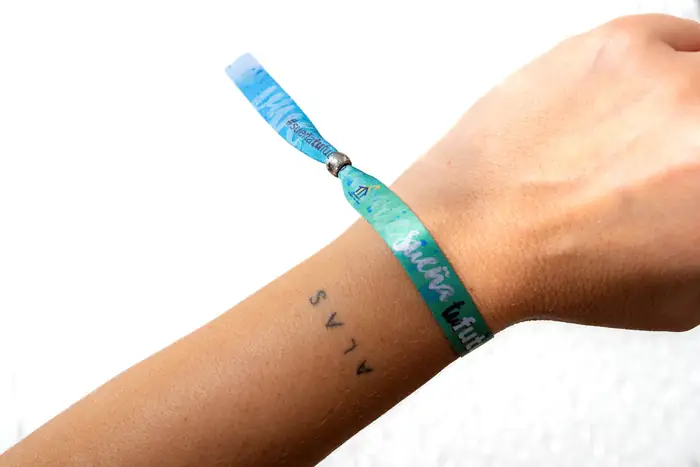 Pulsera sublimada de evento puesta en la muñeca