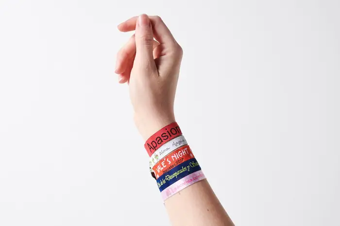 Varias pulseras tejidas personalizadas en la muñeca de una mano