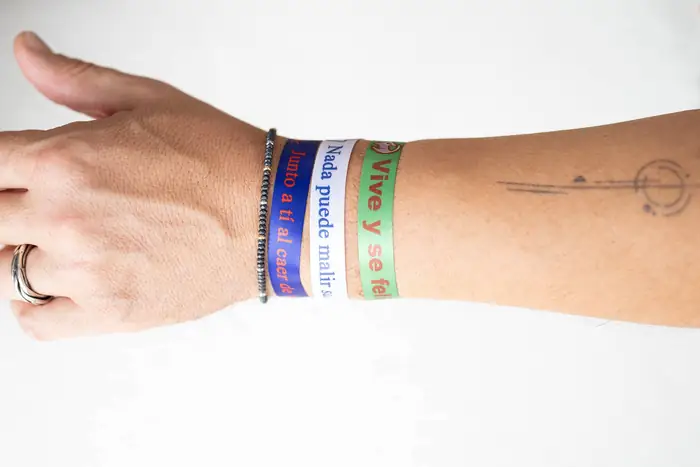 Dos pulseras personalizadas puestas en la muñeca