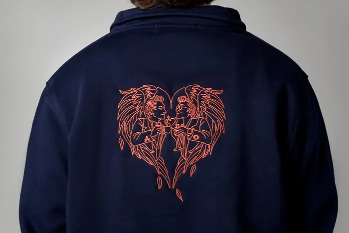 Sudadera azul marino con dos leones bordados en coral en la espalda