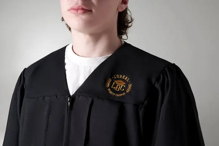 Toga negra con escudo bordado en dorado, puesta