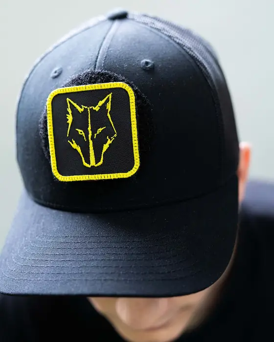 Gorra azul con parche de velcro con cabeza de lobo bordada