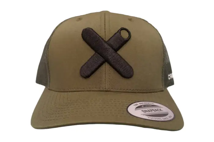 Gorra verde oliva con aspa bordada en relieve marrón
