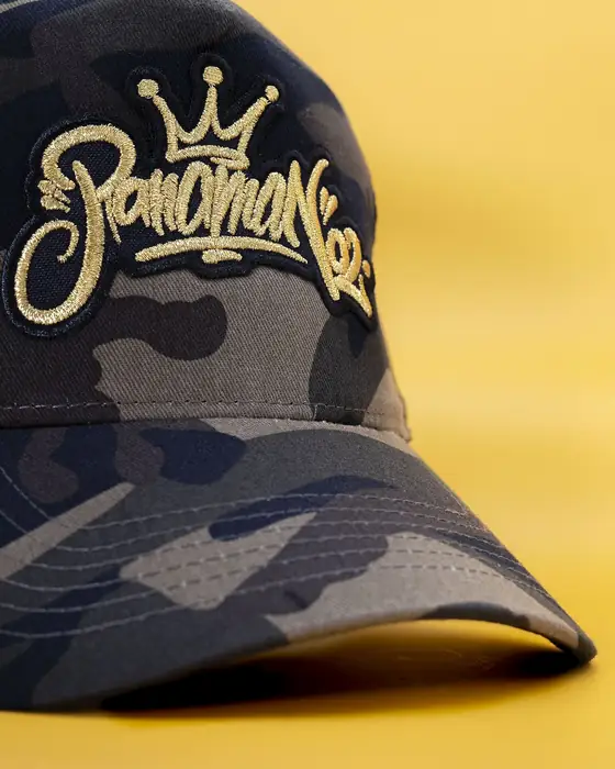 Gorra de camuflaje con logotipo bordado en hilo dorado