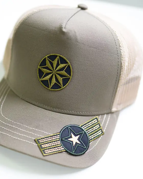 Gorra trucker beige con estrella bordada y parche en la visera