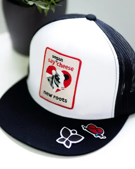 Gorra trucker con parche principal y pequeños parches bordados en la visera