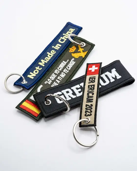 Llaveros bordados de colores con banderas, textos y logotipos