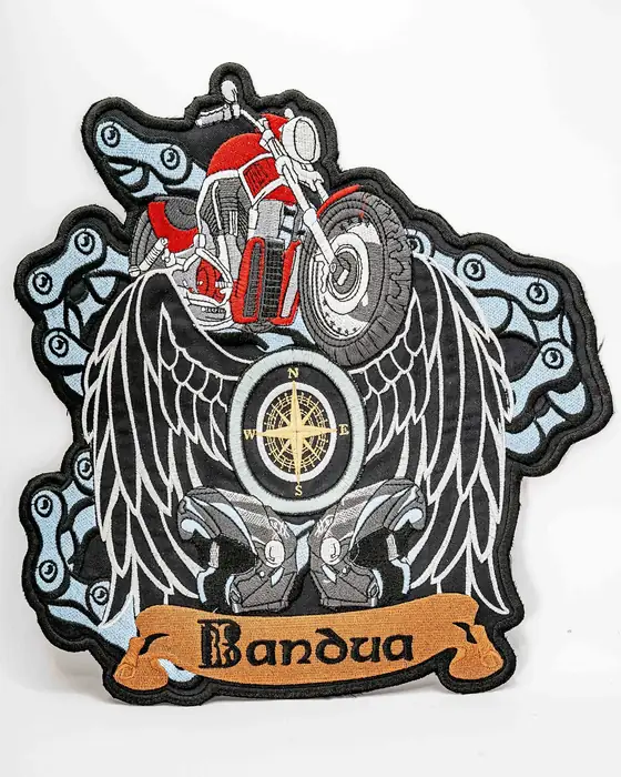 Parche bordado de moto con alas y brújula, bordado en gris, negro y azul