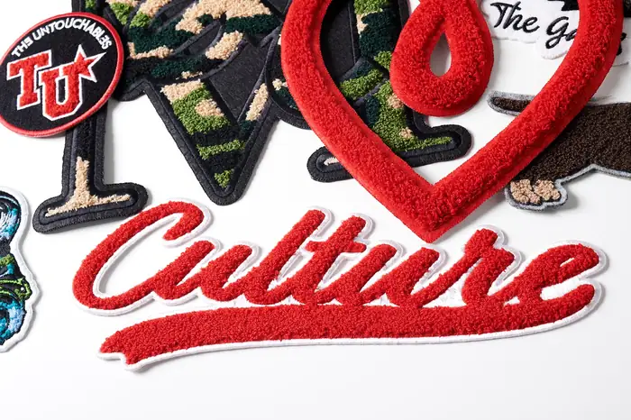 Detalle del rizo de chenille en un parche con la palabra Culture