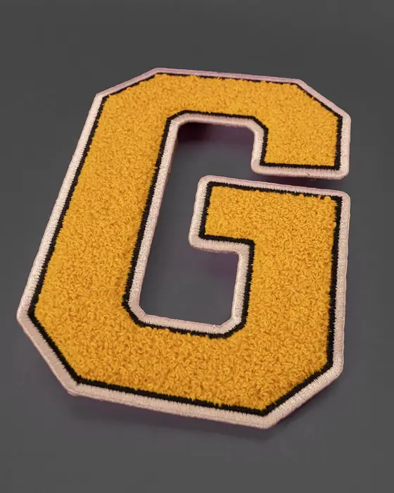 Letra G de chenille estilo universitario con doble borde