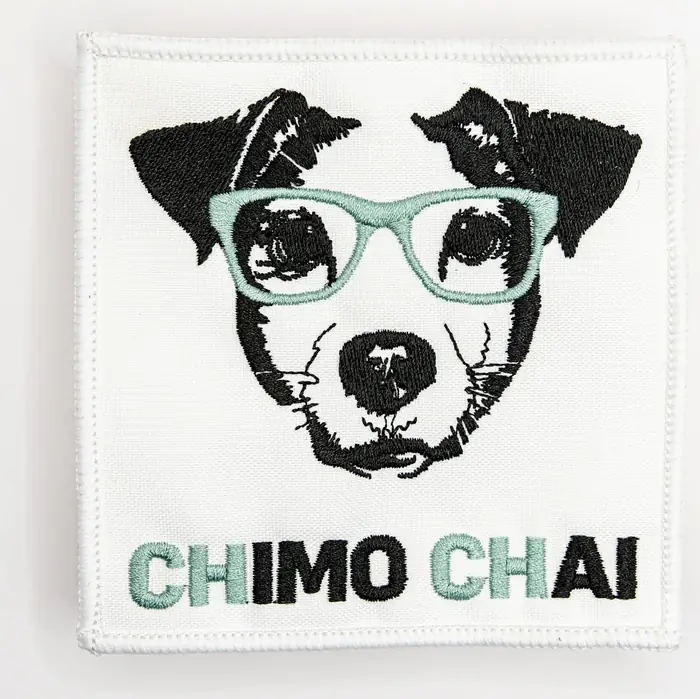 Parche bordado cuadrado con perro con gafas, sobre base blanca
