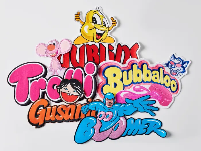 Parches grandes de fieltro y bordado con personajes y letras de colores