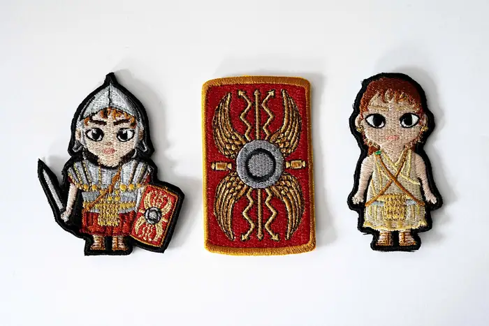 Parches bordados de personajes romanos y escudo, con detalle de puntada fina