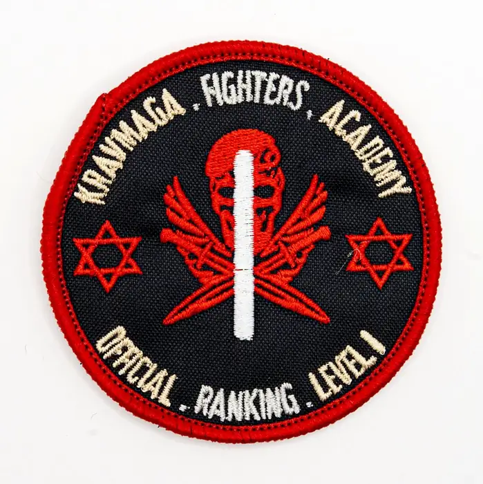 Parche bordado para una academia de krav maga con remate rojo