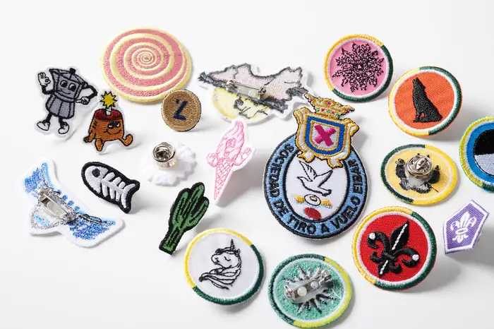 Colección de parches bordados pequeños con cierre de pin
