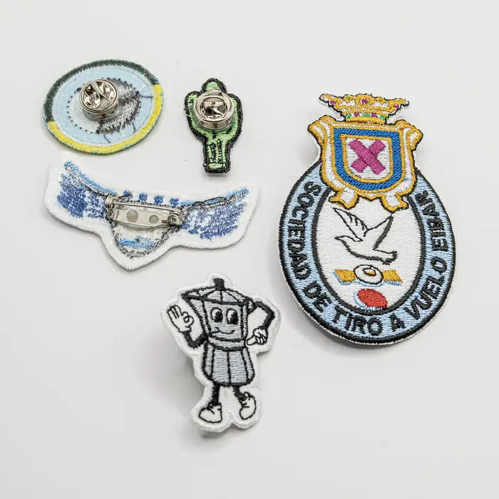 Parches bordados con imperdible y pin, incluido un escudo de sociedad de tiro