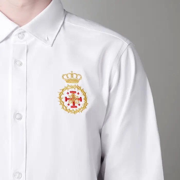Camisa blanca con escudo con corona bordado en hilo dorado y rojo