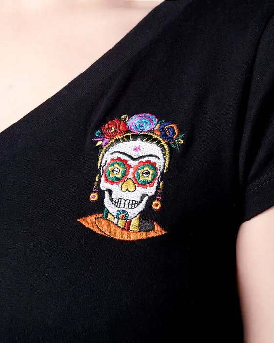 Camiseta negra con catrina bordada a todo color en el pecho